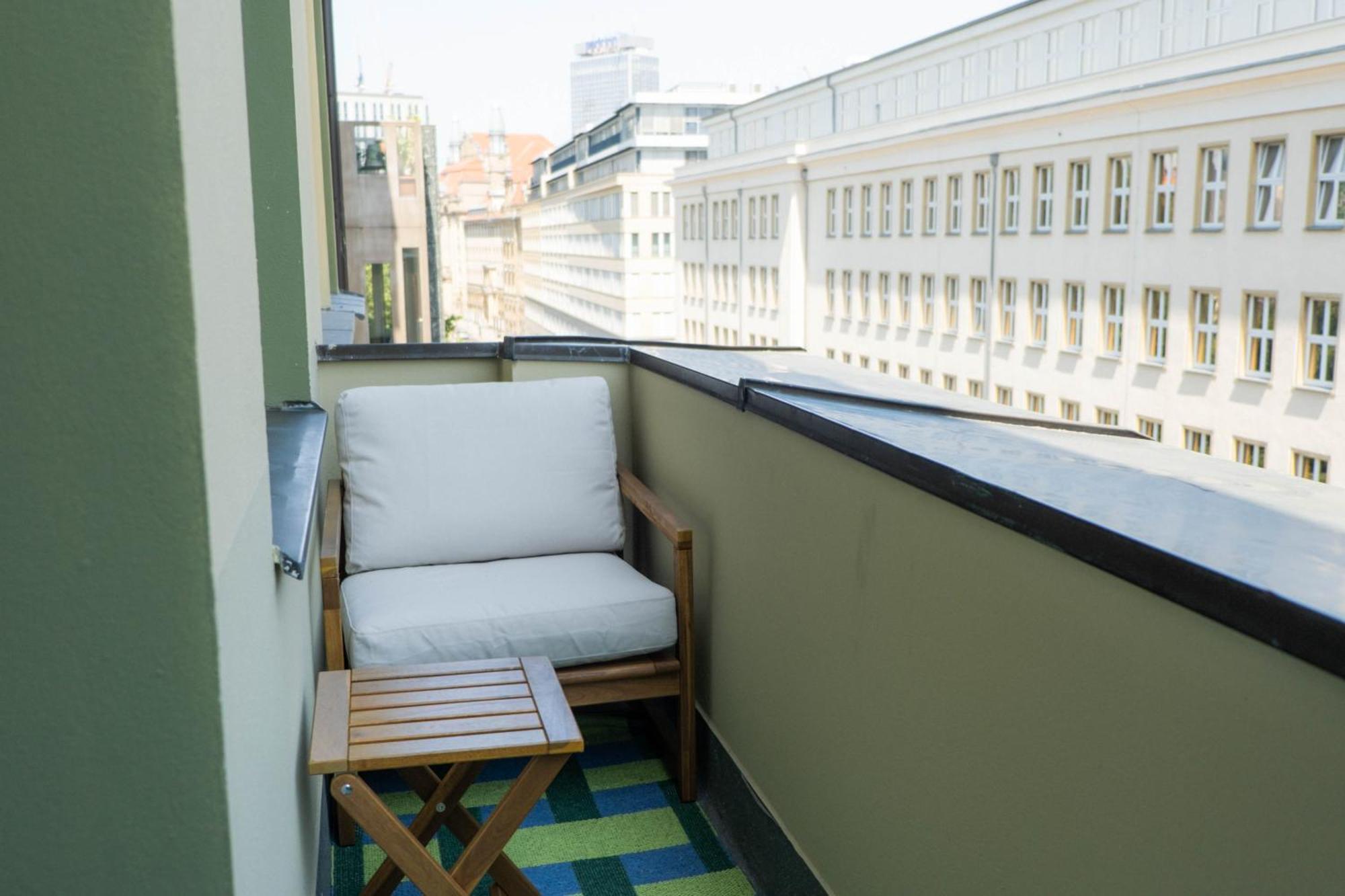 Curt Balcony 4